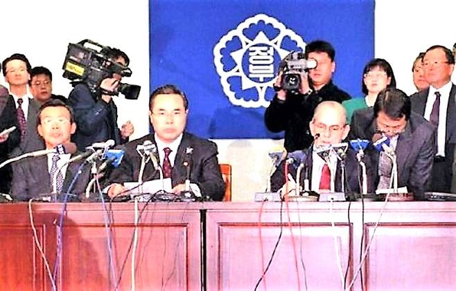 제1차 외환위기 때인 1997년 12월 3일 정부 세종로청사에서 임창열 경제부총리(앞줄 왼쪽에서 두번째)와 미셸 캉드쉬 IMF(국제통화기금) 총재(세번째)가 IMF 긴급자금지원 최종협상 결과를 발표하고 있다./조선일보DB