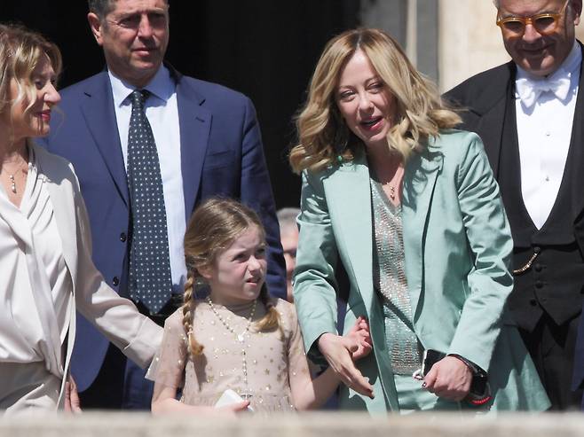 2024년 5월 26일 조르자 멜로니 이탈리아 총리가 딸 지네브라와 함께 성 베드로 광장에서 열린 제1회 세계 어린이의 날 기념 미사와 천사 기도회에 참석하고 있다. /게티이미지코리아