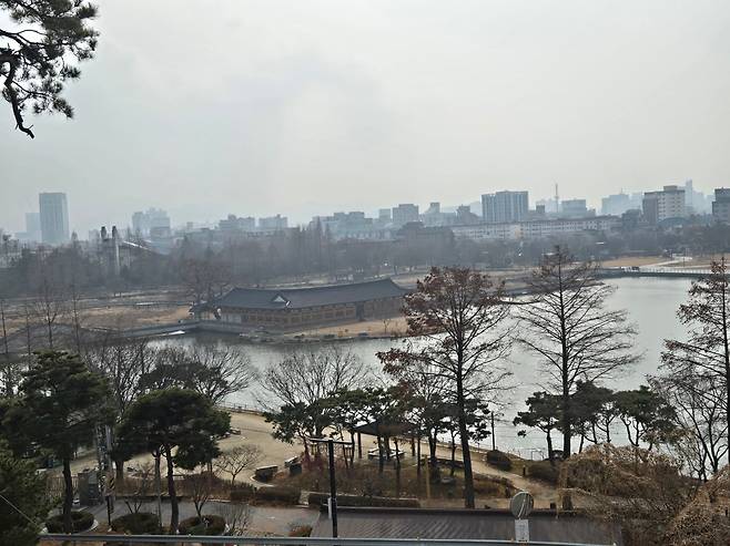 15일 전북 전주시 덕진구에 있는 전북대 한옥형 국제컨벤션센터에서 바라본 'ㄱ'자 모양의 연화정 전경. /정민하 기자