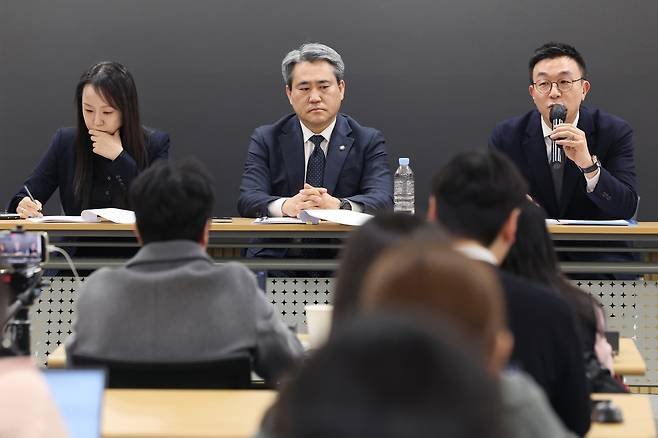 윤석열 전 대통령이 체포방해 사건 1심에서 징역 5년을 선고받은 것과 관련해 윤 전 대통령 변호인단인 유정화(왼쪽부터)·송진호·최지우 변호사가 19일 서울 서초구 라이프비즈니스센터에서 기자회견을 하고 있다.연합뉴스