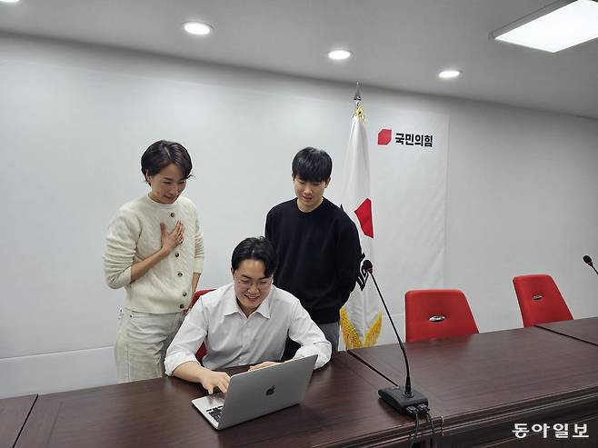 국민의힘 김수민 브랜드전략 태스크포스(TF) 단장(왼쪽)과 TF 단원들이 18일 서울 여의도 중앙당사에서 회의를 진행하고 있다. 이상헌 기자 dapaper@donga.com