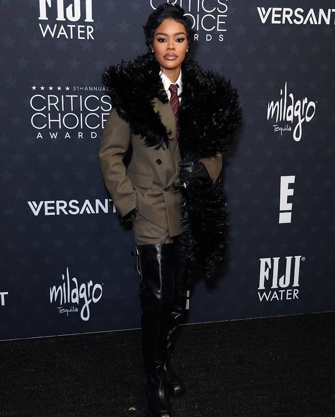 생 로랑 수트에 가죽 부츠를 매치해 카리스마 있는 룩을 연출한 배우 테야나 테일러. @teyanataylor