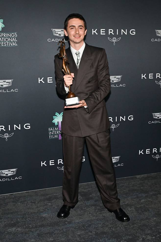 제37회 팜스프링스 국제 영화제 시상식에서 스포트라이트 어워드를 수상한 티모시 샬라메.