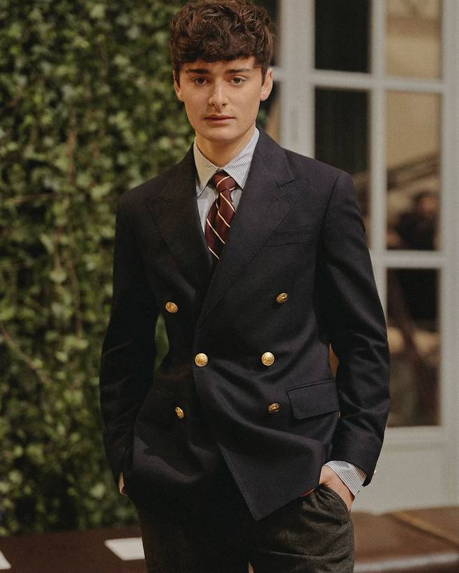 〈기묘한 이야기〉의 스타 노아 슈냅이 랄프 로렌의 2026 가을·겨울 컬렉션에 참석했다. @poloralphlauren