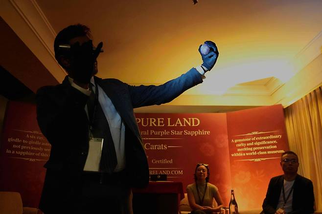 지난 17일 보석 감정사 아샨 아마라싱헤가 세계 최대 퍼플 스타 사파이어를 들고 있다. 사진=AP 연합뉴스