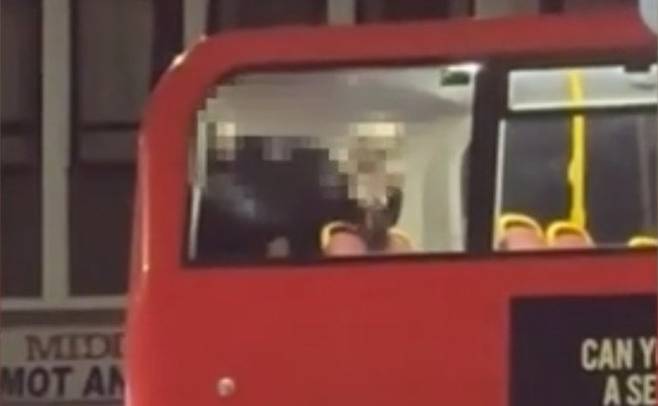 [뉴시스] 지난해 12월29일 오후 6시40분께 런던 서부 헤이즈의 억스브리지 로드를 달리던 이층버스 안에서 한 남녀가 성관계를 하는 듯한 모습. (사진=SNS 캡처) 2026.1.18 *재판매 및 DB 금지 /사진=뉴시스