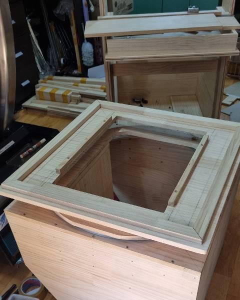 14인치 CRT 브라운관이 들어갈 틀을 만들었다