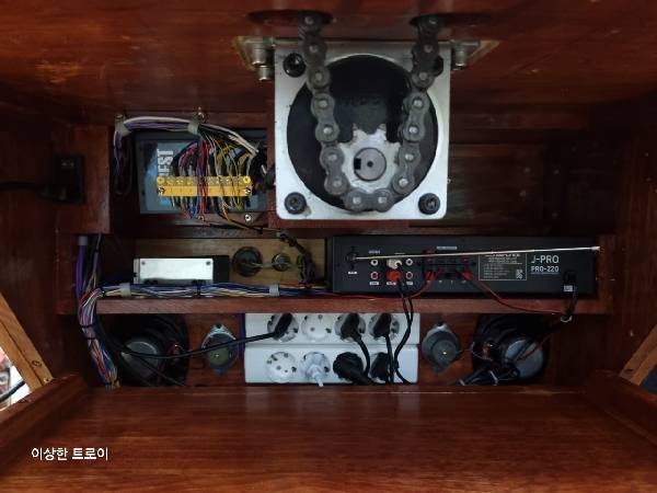 브라운관을 회전시킬 수 있는 기믹과 음향 장치, 파워 등이 내장되어 있는 모습이다