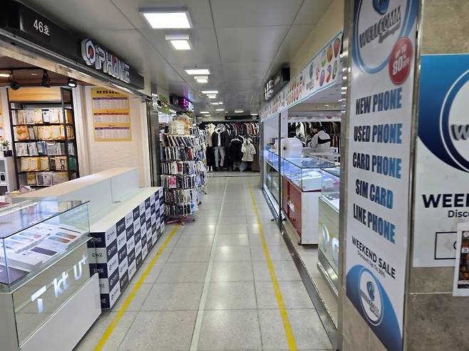 수원역 지하상가의 휴대전화 매장. 내국인보다 외국인의 개통이 특히 많은&nbsp;곳이다.