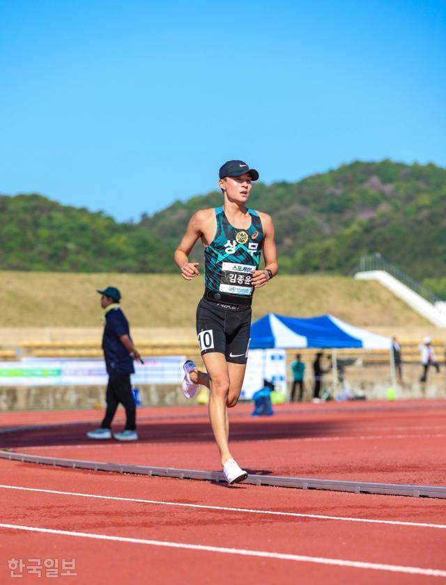 김종윤 선수가 육군 상무부대 소속으로 한 마라톤 경기에서 달리고 있다. 유족 제공