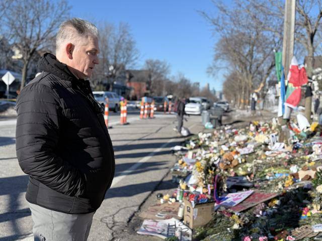 14일 러네이 니콜 굿 피격 장소에서 만난 매튜 웨이(55)는 영하 14도의 날씨에도 꽃과 인형, 팻말과 편지 등으로 뒤덮인 이 장소에서 눈물을 흘리고 있었다. 미니애폴리스=박지연 특파원