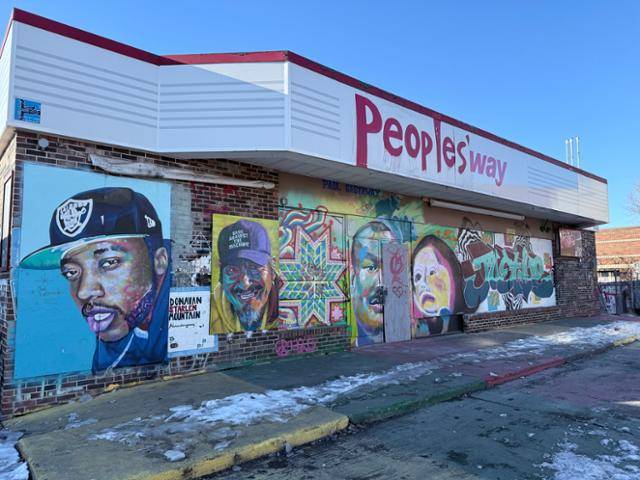 14일 미 미네소타주 미니애폴리스의 조지 플로이드가 피격된 주유소 옆 건물 간판에는 앞 단어를 지운 자리에 '피플'이 덧칠돼 '국민의 길(People's way)'이라 쓰여 있다. 텅 빈 근처 건물에는 꽃과 팻말 등이 놓여 있다. 미니애폴리스=박지연 특파원