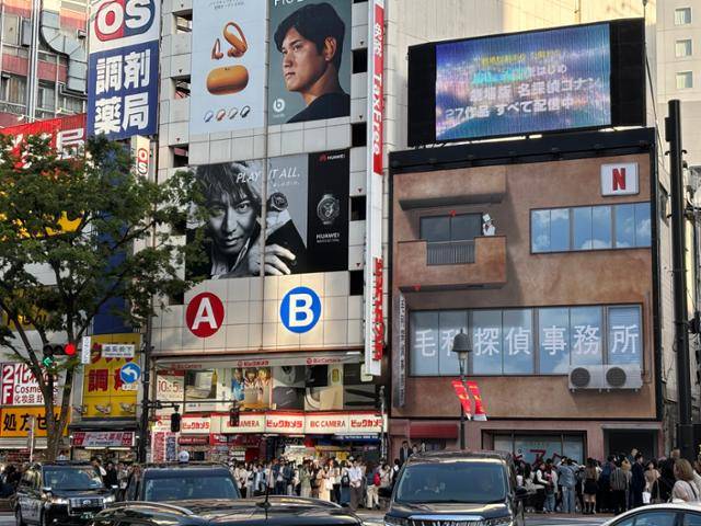 넷플릭스 재팬이 지난해 5월 3일 일본 인기 애니메이션 '명탐정 코난' 극장판 공개에 맞춰 도쿄 시부야구 한 건물(오른쪽) 외관을 코난에 나오는 '모리탐정사무소'처럼 꾸며 놨다. 도쿄=류호 특파원