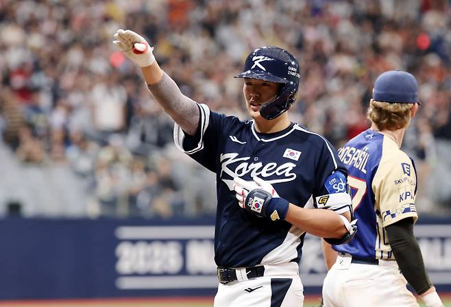 <yonhap photo-3105="">9일 오후 서울 구로구 고척스카이돔에서 열린 '2025 네이버 K-BASEBALL 시리즈' 대한민국과 체코의 평가전. 2회초 2사 1루 상황 조형우가 안타를 때려낸 뒤 세리머니 하고 있다. 2025.11.9 [연합뉴스]</yonhap>