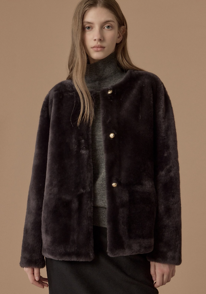 LF 질스튜어트뉴욕 퍼코트를 착용한 모델 이미지.