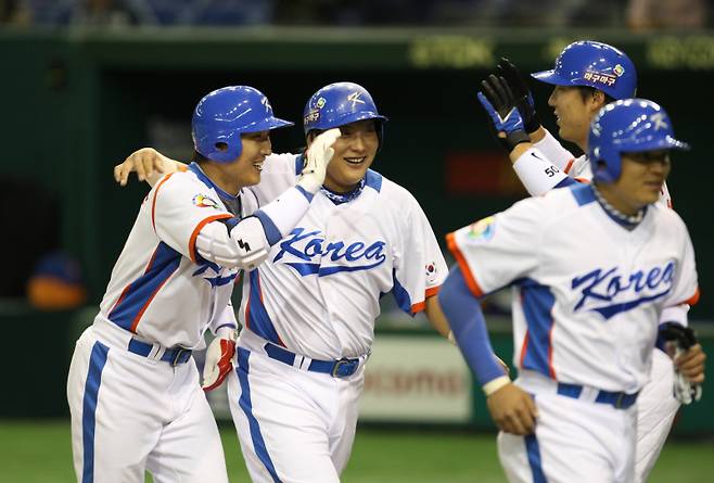 2009.03.06 도쿄 6일 도쿄돔에서 열린 월드베이스볼클래식(WBC) 한국-대만전 1회말 1사 만루에서 이진영이 만루홈런을 날리고 홈인한 후 김태균의 축하를 받고 있다. IS포토