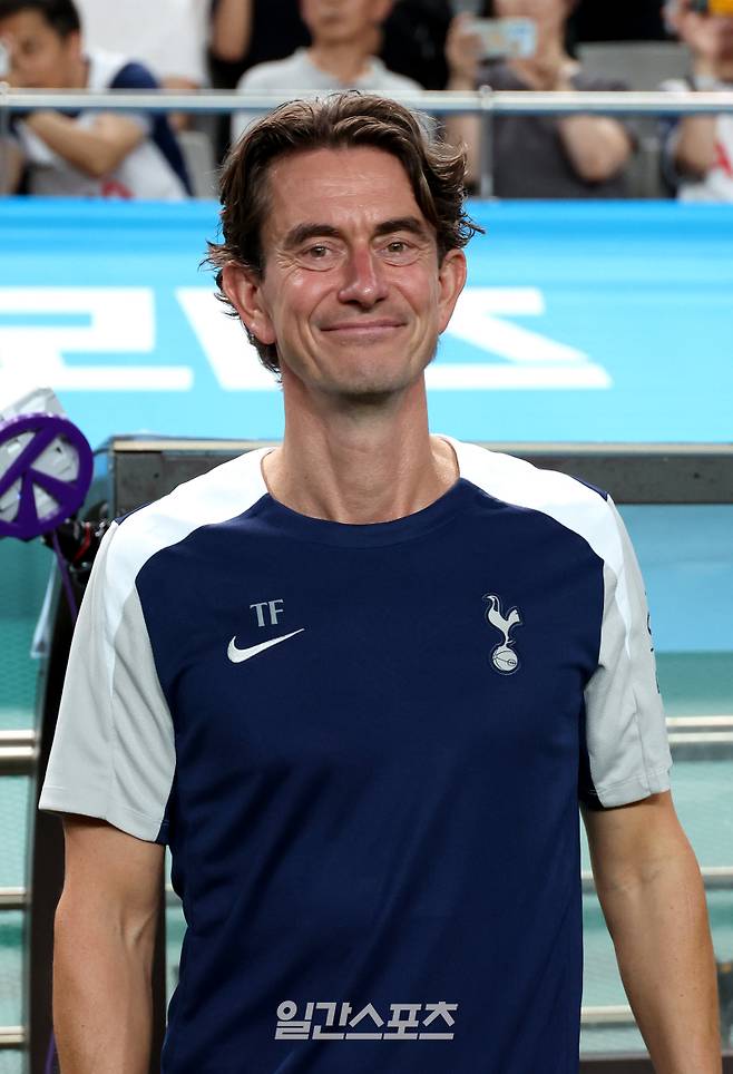 잉글랜드 프리미어리그 토트넘 홋스퍼와 뉴캐슬 유나이티드가 맞붙는 '2025 쿠팡플레이 시리즈' 두번째 경기가 3일 오후 서울 마포구 서울월드컵경기장에서 열렸다. 경기 전 프랭크 감독이 벤치에서 미소짓고 있다. 상암=김민규 기자 mgkim1@edaily.co.kr /2025.08.03/