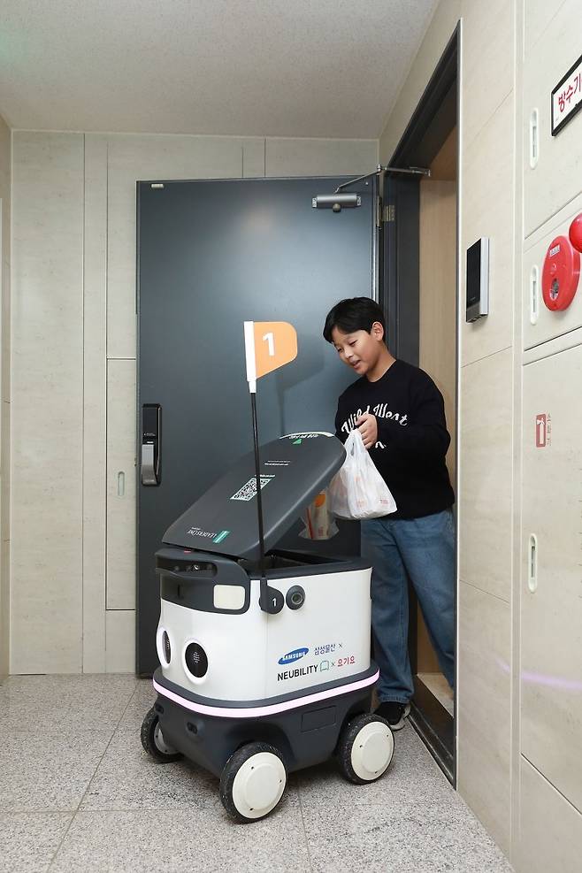 〈사진①〉 음식 배달하고