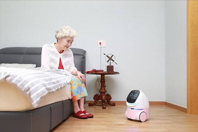 〈사진②〉 어르신 돌보고