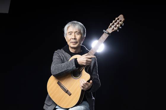 오는 24일부터 데뷔 50주년 콘서트 무대에 서는 가수 최백호. 권혁재 사진전문기자