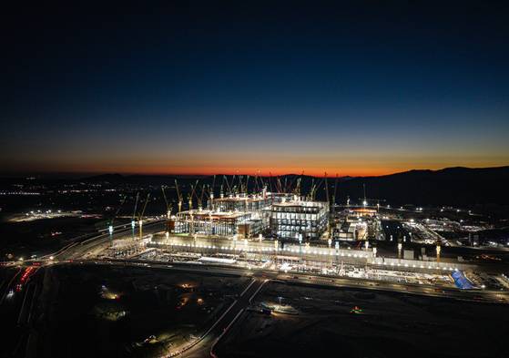 반도체에서 신속한 팹 완공은 골든 타임을 좌우한다. 사진은 경기도 용인시 SK하이닉스 용인 반도체 클러스터 공사 현장에 환하게 불이 밝혀져 있는 모습. 현재 공정률은 70.6%다. 김정훈 기자