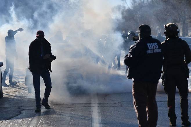 지난 13일 미네소타주 미니애폴리스의 주거 지역에서 이민세관단속국(ICE)이 작전을 수행하는 가운데, ICE 및 기타 연방 요원들이 시위대를 향해 최루가스 등을 사용하고 있다. AFP=연합뉴스
