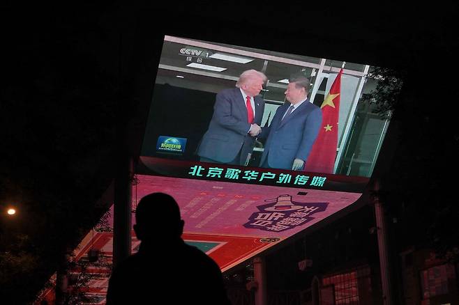 지난해 10월 30일 베이징의 쇼핑몰 전광판에 이날 부산에서 거행된 미중 정상회담 뉴스가 상영되고 있다. AFP=연합뉴스