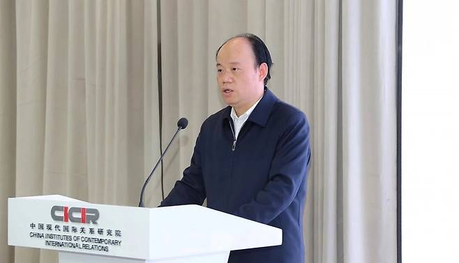 푸샤오창(傅小强) 중국현대국제관계연구원(CICIR) 원장이 지난 6일 국제전략 안보정세 심포지엄에서 기조 발언을 하고 있다. CICIR 위챗 캡처