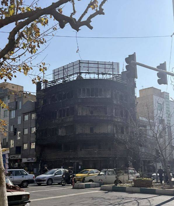 이란 호메이니 거리와 코쉬 거리 교차로에 위치한 아얀데 은행 건물이 18일(현지시간) 화재로 인해 전소됐다. 사진 X캡처