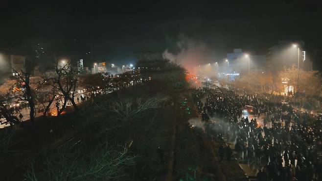 지난 8~9일(현지시간) 이란 테헤란 거리에 나온 반정부 시위대들 행진. 사진 X캡처