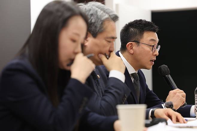 윤석열 전 대통령이 체포방해 사건 1심에서 징역 5년을 선고받은 것과 관련해 윤 전 대통령 변호인단인 유정화(왼쪽부터)·송진호·최지우 변호사가 19일 서울 서초구 라이프비즈니스센터에서 기자회견을 하고 있다. 연합뉴스