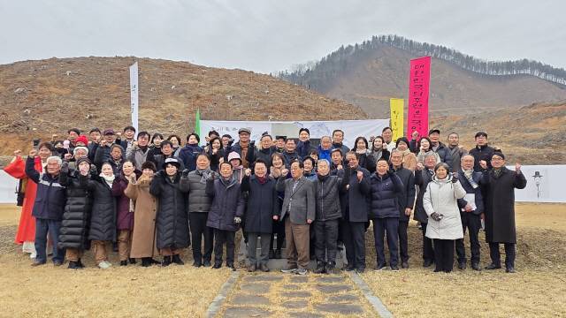 ▲ 춘천의병 거의(擧義) 130주년 고유제가 18일 춘천시 남면 가정리 충의성지 발원비 앞에서 육동한 춘천시장, 권희영 춘천시의원, 춘천의병 130주년 기념사업 준비위원회 관계자들과 춘천시민 등 70여 명이 참석한 가운데 열렸다.  정민엽 기자