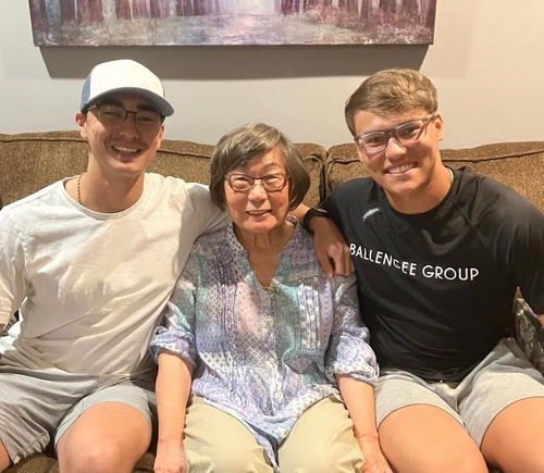 ▲ 할머니(가운데)와 함께 한 JJ 웨더홀트.  웨더홀트 SNS 캡처