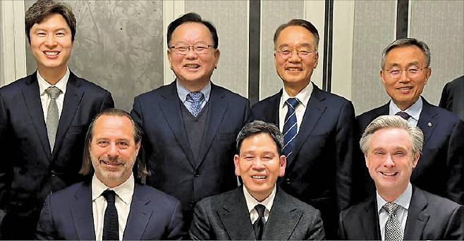 김해영 록브리지네트워크코리아 이사장(윗줄 왼쪽부터 시계방향으로), 김부겸 이사(전 국무총리), 박재완 이사(전 기획재정부 장관), 김우승 이사(전 한양대 총장), 크리스토퍼 애플게이트 록브리지 선임고문, 정용진 이사(신세계그룹 회장), 크리스토퍼 버스커크 록브리지 창립자.   록브리지네트워크코리아 제공
