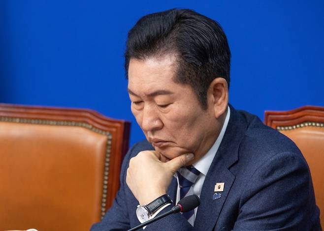 더불어민주당 정청래 대표가 19일 국회에서 열린 최고위원회의 도중 생각에 잠겨 있다. 사진=연합뉴스