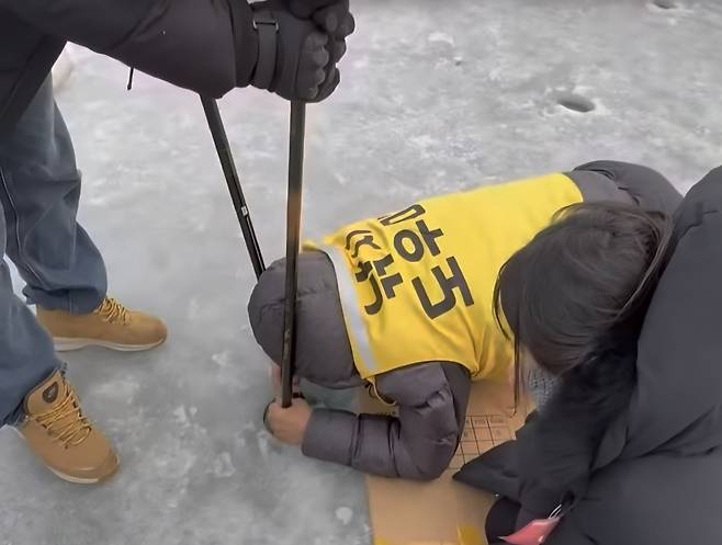 화천산천어축제에 상주하고 있는 '낚시 도우미' 직원이 A씨의 휴대폰을 찾고 있다. /사진=A씨 인스타그램 계정 갈무리