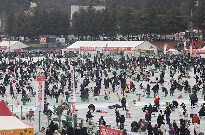 지난 18일 강원 화천군 화천천 일대에서 열린 2026 화천산천어축제장을 찾은 관광객들이 산천어 얼음낚시를 즐기고 있다./사진= 임형택기자