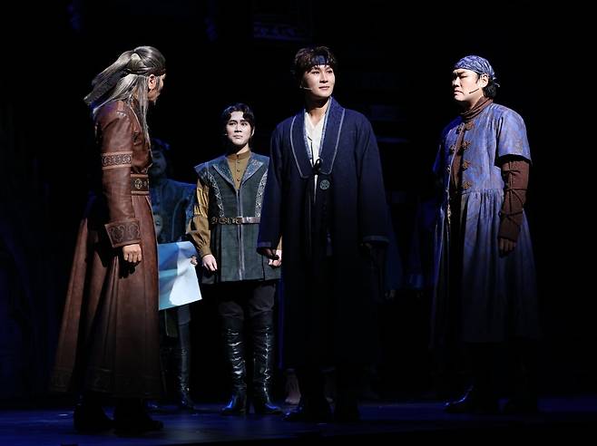 지난달 서울 중구 충무아트센터에서 열린 뮤지컬 '한복 입은 남자' 프레스콜에서 배우들이 하이라이트 장면을 시연하고 있다./사진=연합뉴스