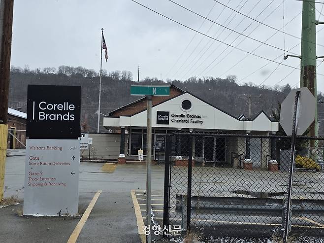 지난 12일(현지시간) 미국 펜실베니아주 샬러로이의 유리공장. 130년 역사의 이 공장은 지난해 4월 폐업했다. 아직 인수자가 나타나지 않아 간판이 그대로 남아있지만, 안은 텅 빈 공실이다. 샬러로이 | 정유진 특파원