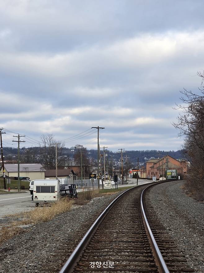 지난 10일(현지시간) 미국 펜실베니아주의 러스트벨트 소도시인 샬러로이의 풍경. 도시를 가로지르는 이 철도로 아직도 석탄을 실어나르는 열차가 지나다닌다. 샬러로이 | 정유진 특파원