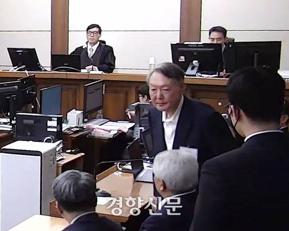 윤석열 전 대통령이 지난 16일 서울 서초구 서울중앙지법에서 열린 재판에서 고위공직자범죄수사처의 체포 영장 집행을 방해한 혐의 등에 대해 징역 5년을 선고받고 퇴장하고 있다. 서울중앙지법 제공