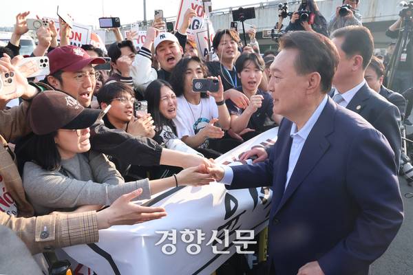 윤석열 전 대통령이 파면 결정 후 일주일 만인  지난해 4월11일 오후 서울 용산구 한남동 대통령 관저를 떠나기 앞서 정문 앞에서 지지자들과 인사를 나누고 있다. 사진공동취재단