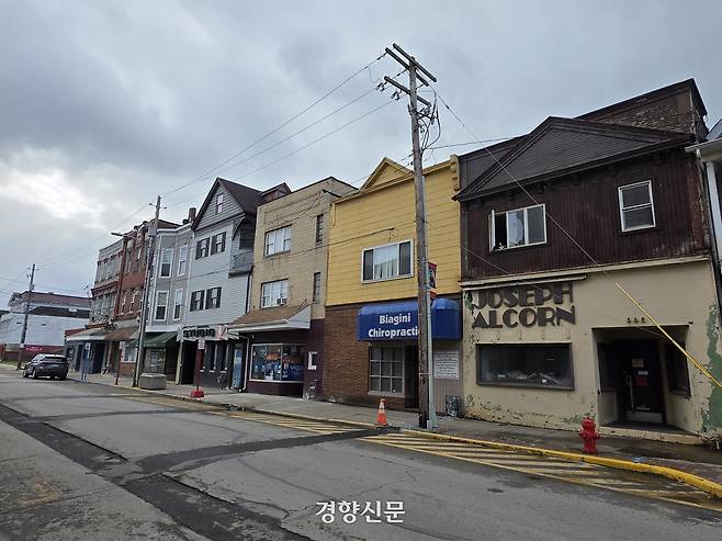 지난 10일(현지시간) 미국 펜실베이니아주 러스트벨트 소도시인 샬러로이 번화가의 풍경. 대부분 상가는 공실이었고, 오가는 사람들을 찾아보기 어려웠다. 샬러로이 | 정유진 특파원