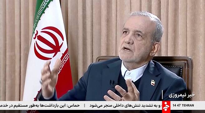 마수드 페제시키안 이란 대통령이 지난 11일(현지시간) 공개된 국영방송 인터뷰에서 발언하는 모습. 로이터연합뉴스