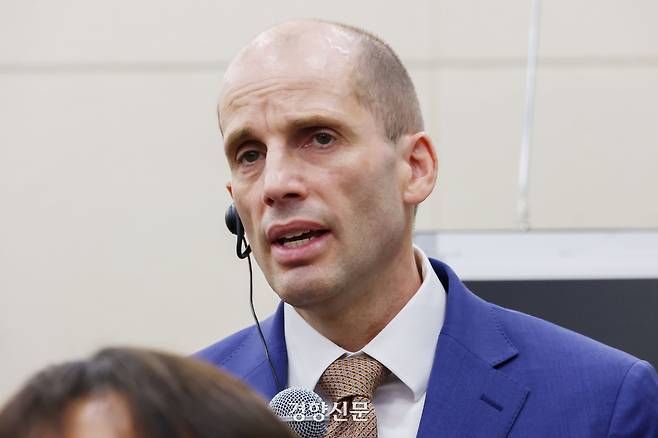 해롤드 로저스 쿠팡 임시대표가 지난해 12월31일 국회에서 열린 쿠팡 침해사고 및 개인정보 유출, 불공정 거래, 노동환경 실태 파악과 재발 방지 대책 마련을 위한 청문회에서 의원 질의에 답하고 있다. 한수빈 기자