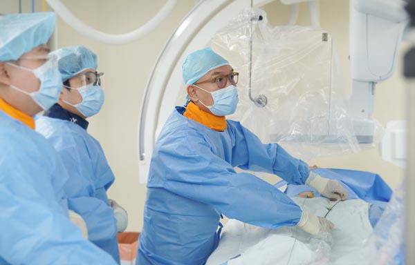 김성만 동남권원자력의학원 심뇌혈관센터 과장이 심장혈관질환자를 시술하고 있다.  동남권원자력의학원 제공