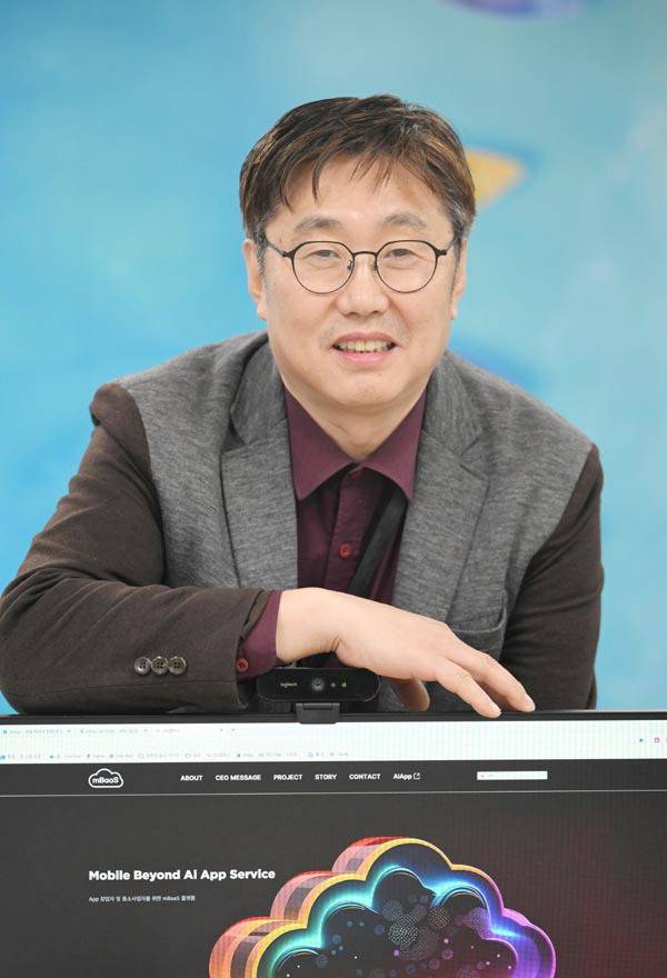 김정현 엠바스 대표가 AI기반 앱 자동 생성 서비스 등에 대해 말하고 있다.   김성효 선임기자