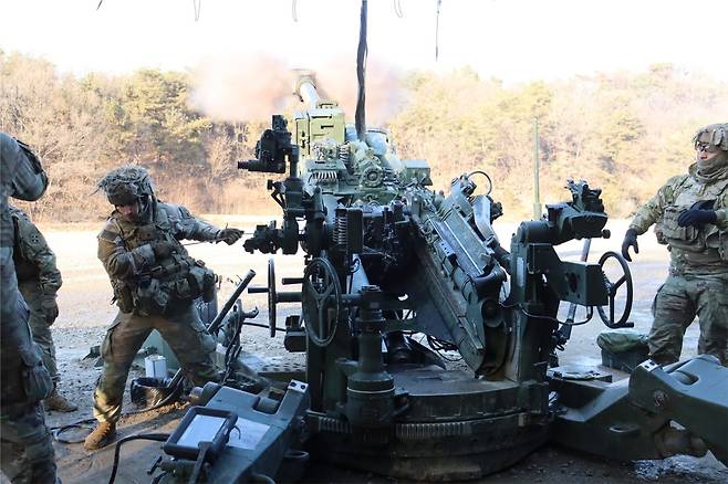 South Korea's JCS said on Dec. 29 that South Korea and the United States have carried out all 22 joint field training exercises that had been postponed after initially being scheduled during the Ulchi Freedom Shield combined exercise in August.  In the photo, a US M777 towed howitzer conducts live-fire training during a combined artillery exercise. (Joint Chiefs of Staff)