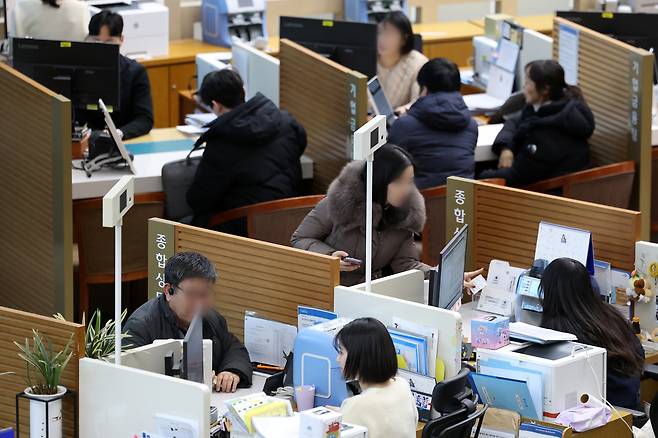 Customers receive consultations at a branch of a commercial bank in Seoul. (Newsis)