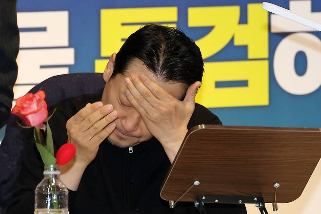 Rep. Jang Dong-hyeok, chair of the main opposition People Power Party, washes his face on the fifth day of his hunger strike Monday at the National Assembly in Seoul. (Yonhap)